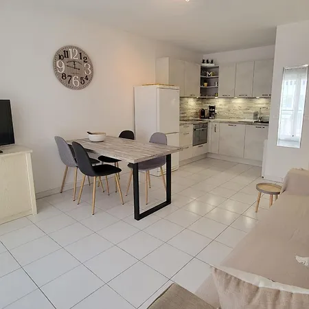 Charming T2 With Pool And Balcony In